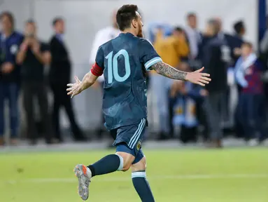 Megabintang timnas Argentina, Lionel Messi merayakan gol yang dicetak ke gawang timnas Uruguay dalam laga persahabatan di Stadion Bloomfield, Tel Aviv, Israel, Senin (18/11/2019). Skor berakhir 2-2, dengan penalti Lionel Messi menghindarkan timnas Argentina  dari kekalahan. (AP/Ariel Schalit)