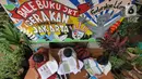 Anak-anak memilih buku untuk dibaca di pustaka mini Bale Buku, Kramat Jati, Jakarta Timur, Kamis (20/01/2022). Bale buku yang diresmikan pada Sabtu (15/1) dibangun dari barang-barang bekas oleh komunitas Baca Bale Buku. (Liputan6.com/Herman Zakharia)