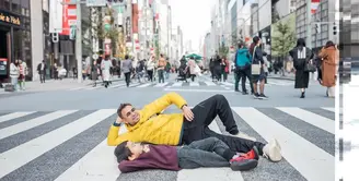Setelah menjelajah beberapa destinasi wisata di Korea, Raffi Ahmad, Nagita, dan rombongan melanjutkan liburannya ke Jepang. (Instagram/raffinagita1717)