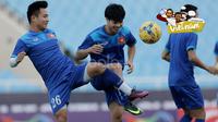 Para Pemain Vietnam sat melakukan latihan sebelum melawan Timnas Indonesia di Stadion My Dinh, (06/12/2016). (Bola.com/Peksi Cahyo)