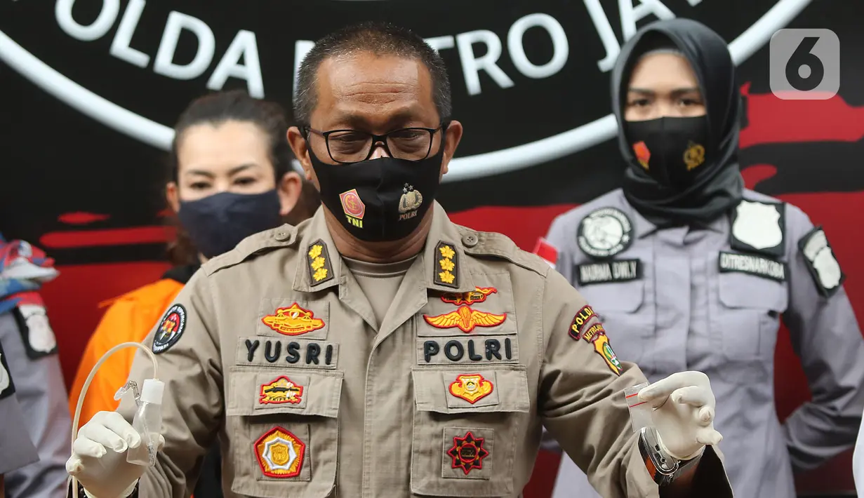 Kabid Humas Polda Metro Jaya Kombes Pol Yusri Yunus saat rilis kasus narkotika Reza Artamevia di Polda Metro Jaya, Jakarta, MInggu (6/9/2020). Ditresnarkoba Polda Metro Jaya menangkap Reza Artamevia serta mengamankan barang bukti narkotika jenis sabu seberat 0,78 gram. (Liputan6.com/Herman Zakharia)