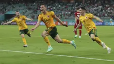 Bek Wales, Connor Roberts (tengah) melakukan selebrasi usai mencetak gol ke gawang Turki pada pertandingan grup A Euro 2020 di Stadion Olimpiade Baku di Baku, Rabu (16/6/2021). Wales menang atas Turki dengan skor 2-0. (Tolga Bozoglu/Pool Photo via AP)