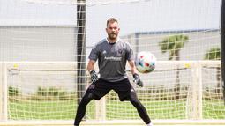 Nick Marsman. Kiper Belanda berusia 31 tahun yang sejak awal musim 2021/2022 memperkuat Inter Miami ini tercatat 3 kali dilatih oleh Erik ten Hag bersama 3 klub berbeda. Pertama, saat di Akademi FC Twente mulai musim 2003/2004 hingga ia bermain di tim senior pada 2011/2012. Kedua, saat Erik ten Hag pindah ke Go Ahead Eagles pada 2012/2013 dan hanya bertahan semusim, ia pun dibawa serta. Yang ketiga, saat Erik ten Hag membesut FC Utrecht mulai 2015/2016 hingga tengah musim 2017/2018, ia didatangkan FC Utrecht pada awal musim 2017/2018. (intermiamifc.com)