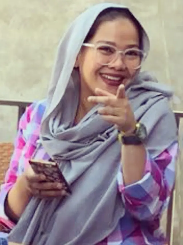 Masih Eksis di Layar Kaca, Ini 6 Potret Terbaru Eno TB ‘Eneng dan Kaos Kaki Ajaib’