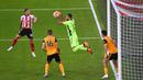 Kiper Wolverhampton Wanderers, Rui Patricio, menangkap bola saat menghadapi Sheffield United pada laga Liga Inggris di Bramall Lane, Selasa (15/9/2020). Wolverhampton menang 2-0 atas Sheffield United. (AFP/Laurence Griffiths/pool)