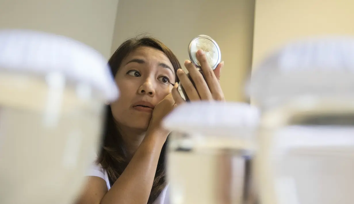 Pevoli cantik, Berllian Marsheilla, serius menggunakan eyeliner. (Bola.com/Vitalis Yogi Trisna)