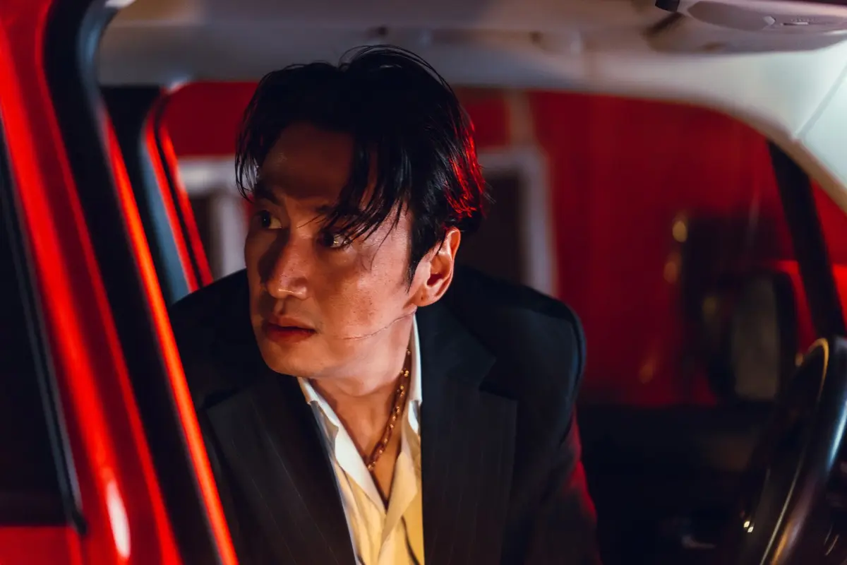 Lee Kwang Soo dalam Gold Land. (Disney Plus via Soompi)