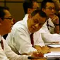 Dirjen Pajak, Sigit Priadi Pramudito (tengah) menghadiri rapat dengan Pansus Pelindo II DPR RI, Jakarta, Senin (16/11/2015). Pansus Pelindo II kembali memanggil pihak-pihak yang diduga berkaitan dengan pengadaan mobile crane. (Liputan6.com/Johan Tallo)