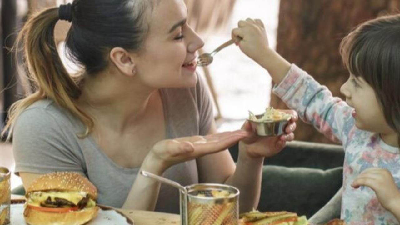 Ilustrasi Anak Makan
