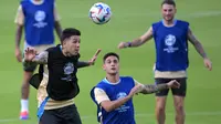 Gelandang Argentina Enzo Fernandez (Kiri) menyundul bola di samping bek Argentina Lucas Martínez Quarta (tengah) saat mereka mengikuti sesi Latihan sehari sebelum perempat final Copa America 2024 di Stadion Shell Energy di Houston, Texas, Rabu (3/7/2024). (JUAN MABROMATA / AFP)