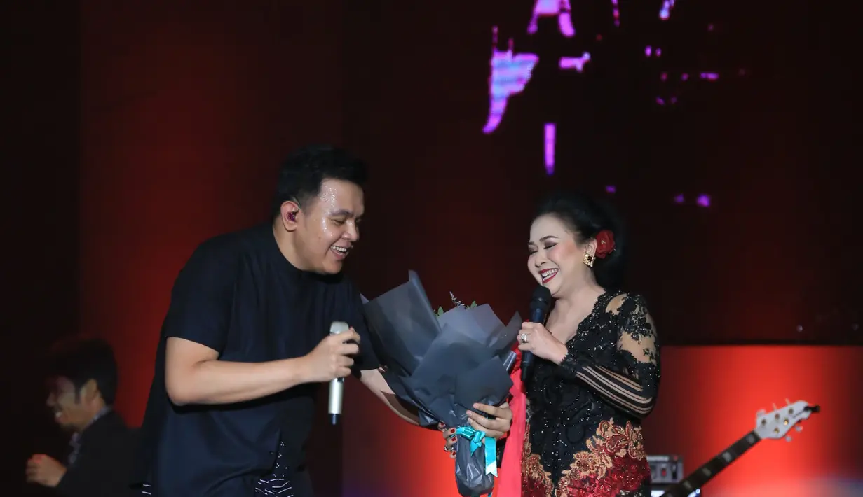 Penyanyi Tulus tampil di hari pertama Java Jazz Festival 2017. Pria asal Bukit Tinggi itu memberikan kejutan dengan bernyanyi keroncong. Ia tampil di panggung Hall D2. (Adrian Putra/Bintang.com)