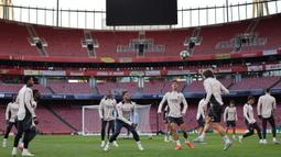 Latihan ini persiapan jelang laga leg pertama babak perempat final Liga Champions 2024/2025 melawan Arsenal. (Adrian DENNIS/AFP)
