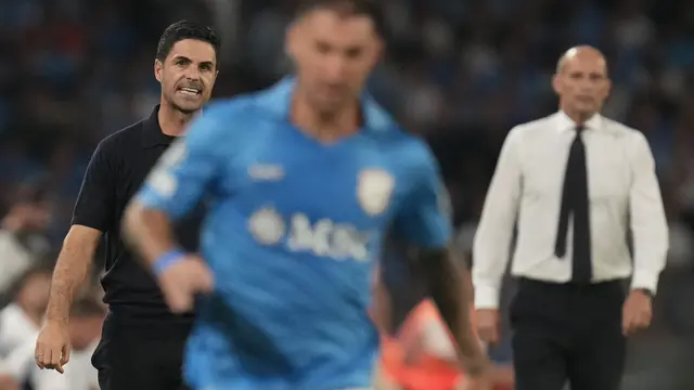 Manajer Arsenal Mikel Arteta (kiri) dan pelatih Napoli Massimiliano Allegri (kanan)