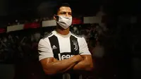 Sebuah masker dikenakan pada patung lilin bintang sepak bola Portugal, Cristiano Ronaldo di Madame Tussauds di Istanbul, Sabtu (11/7/2020). Dibuka kembali, sejumlah sosok tokoh terkenal di museum itu dipakaikan masker untuk meningkatkan kesadaran terhadap penyebaran Covid-19. (AP Photo/Emrah Gurel)