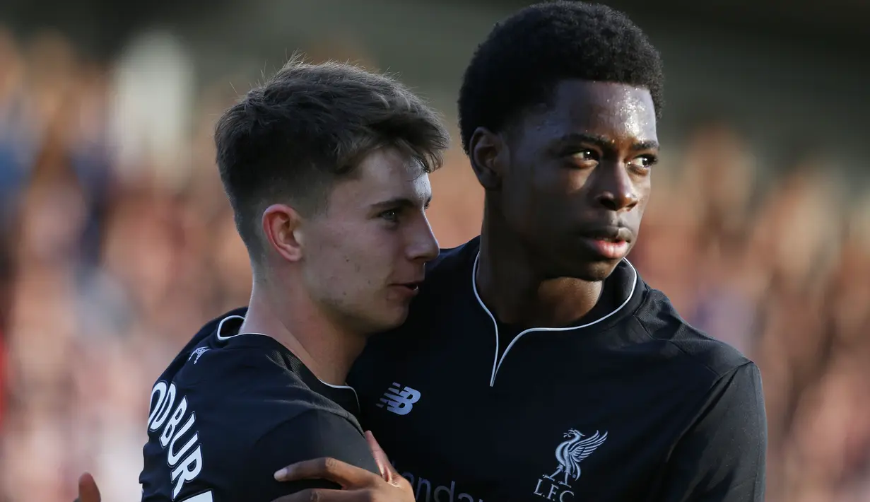 Pemain Liverpool, Ben Woodburn (kiri) merayakan golnya ke gawang Fleetwood Town pada laga uji coba di Stadion Highbury, (13/7/2016). (Action Images via Reuters/Ed Sykes)