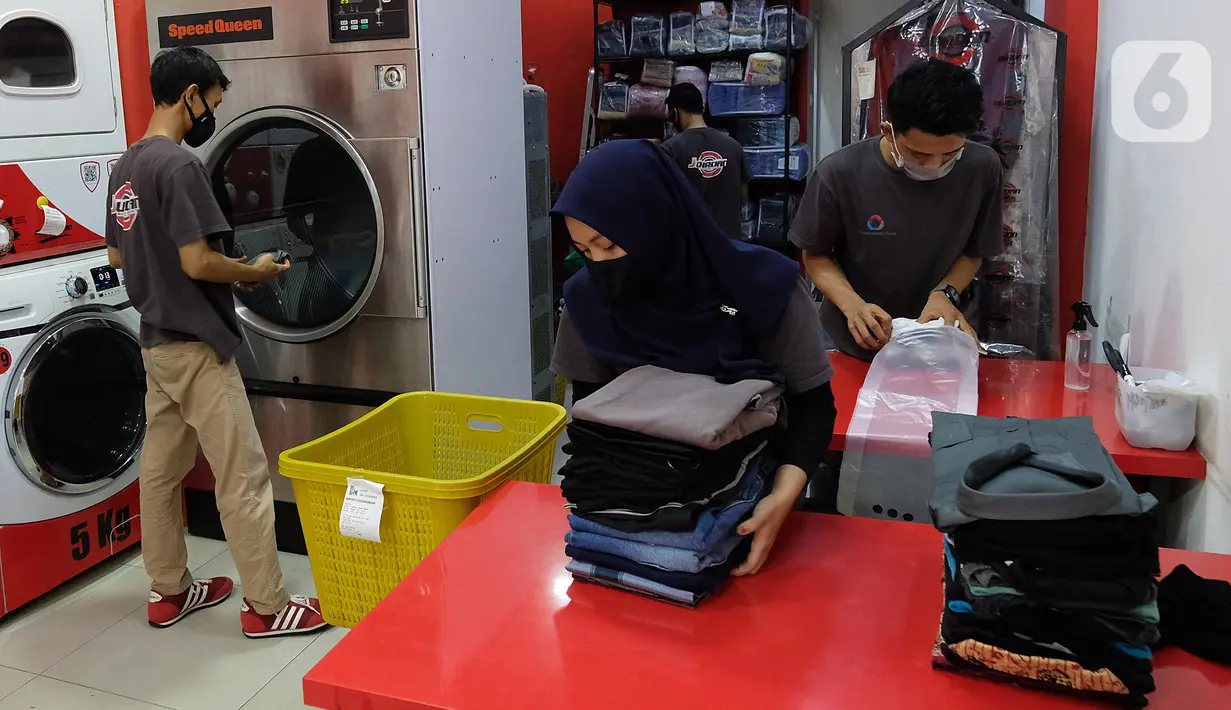 Aktivitas pekerja di gerai jasa layanan laundry, kawasan Kemang, Jakarta, Rabu (25/11/2020). Banyaknya pekerja yang sudah kembali bekerja di kantor dan memasuki musim hujan diprediksi akan meningkatkan omset jasa laundry yang cukup signifikan. (Liputan6.com/Herman Zakharia)