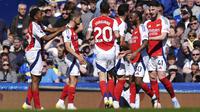 Pemain Arsenal merayakan gol&nbsp;Leandro Trossard (dua dari kiri) ke gawang Everton pada menit ke-34 dalam laga pekan ke-31 Premier League di Goodison Park, Sabtu (5/4/2025) malam WIB. Sayangnya, The Gunners gagal menang dalam duel tersebut karena Everton menyamakan skor lewat eksekusi penalti Iliman Ndiaye pada menit ke-49. (Martin Rickett/PA via AP)