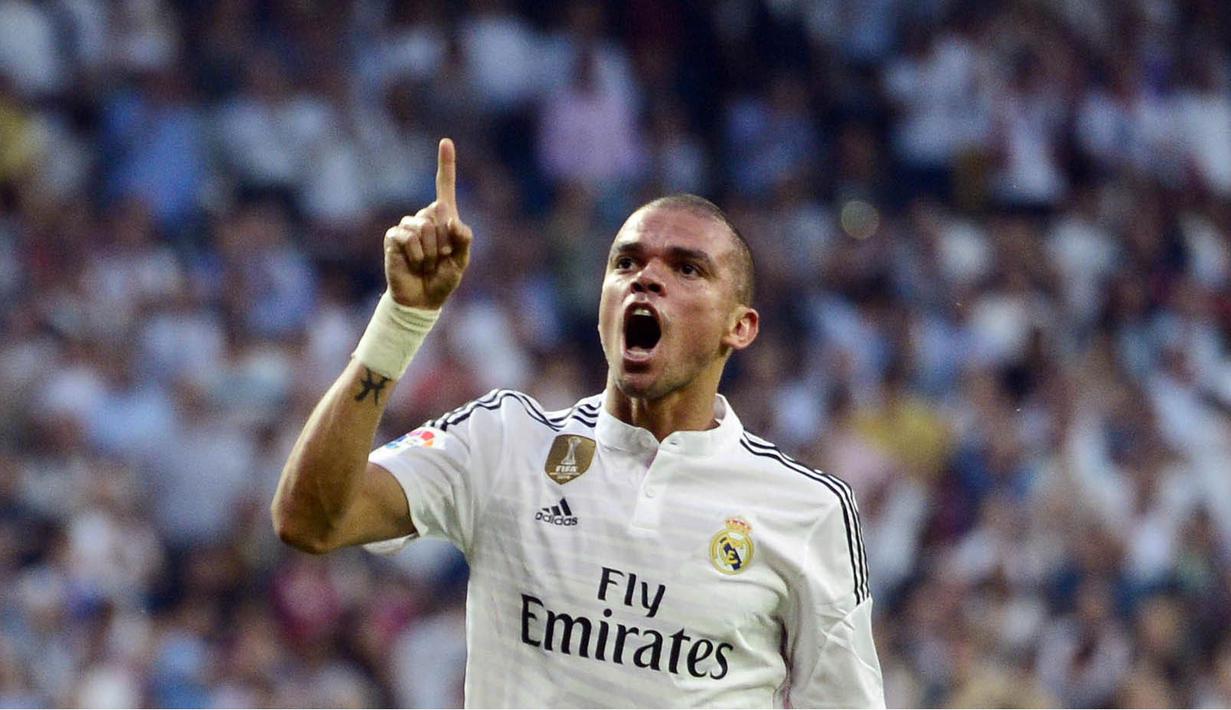 2. Pepe (Bek) - Permainan kasar terhadap lawanya, membuat bek portugal ini mendapat julukan preman, petarung UFC hingga monster. Meski begitu mantan pemain Real Madrid ini tetap menjadi salah satu bek terbaik dunia pada masanya. (AFP/Gerard Julien)