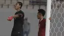 Kiper Timnas Indonesia, Kurnia Meiga, memberikan instruksi saat melawan Filipina laga Piala AFF 2016 di Philippine Sports Stadium, Filipina, Selasa (22/11/2016). Hingga babak pertama kedudukan masih imbang 1-1. (Bola.com/Nicklas Hanoatubun)