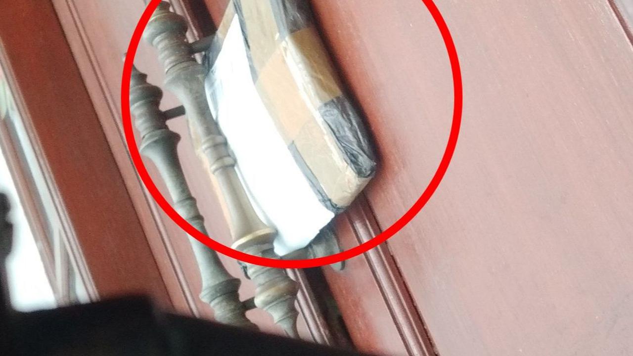 Kocak! Kurir Iseng Letakkan Paket di Tengah Gagang Pintu, Wanita Ini Jadi Terkunci di Rumah