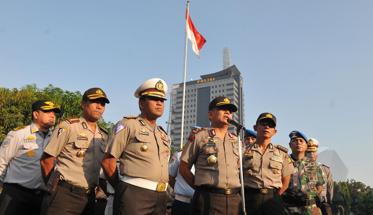 Polda Metro jaya menggelar Apel  "operasi patuh jaya 2015" di lapangan dit lantas Polda metro jaya yang dipimpin kapolda metro jaya Irjen Pol Unggung Cahyono, Jakarta, Rabu (27/5/2015). (Liputan6.com/Herman Zakharia)