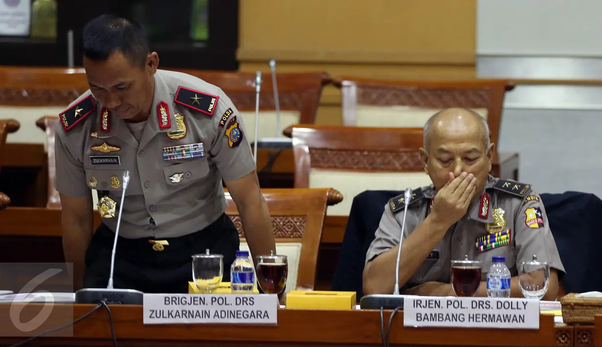 Kapolda Riau Brigjen Pol Zulkarnaen bersama Mantan Kapolda Riau Irjen Pol Dolly Bambang Hermanto mengikuti Rapat Panja Pengawasan Kebakaran Hutan dan Lahan, Jakarta, Kamis (27/10). (Liputan6.com/Johan Tallo)