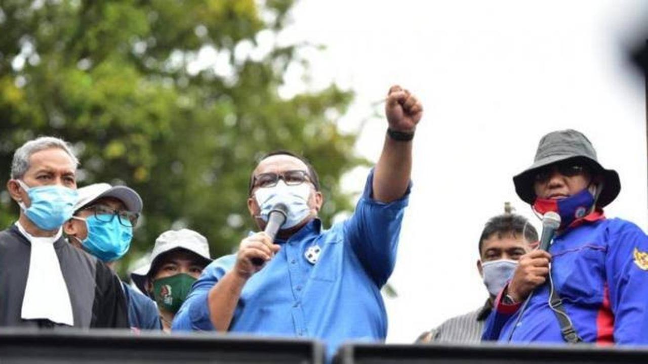 Presiden Konfederasi Serikat Pekerja Seluruh Indonesia (KSPSI) Andi Gani Nena Wea saat menggelar orasi