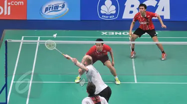 Ganda putra Inggris, Andrew Ellis/Peter Mills mengembalikan kok ke arah pasangan Hendra/Ahsan di BCA Indonesia Open Superseries Premier 2015 di Istora Senayan, Jakarta, Rabu, (3/6/2015). Hendra/Ahsan menang 21-13 21-13. (Liputan6.com/Herman Zakharia)