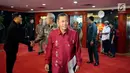 Ketua BPK, Moermahadi Soerja Djanegara saat tiba di Komplek Parlemen, Senayan, Jakarta, Selasa (13/6). Dalam pertemuannya Ketua BPK menyerahkan laporan hasil pemeriksaan terkait perpanjangan kerja sama Pelindo II. (Liputan6.com/Johan Tallo)
