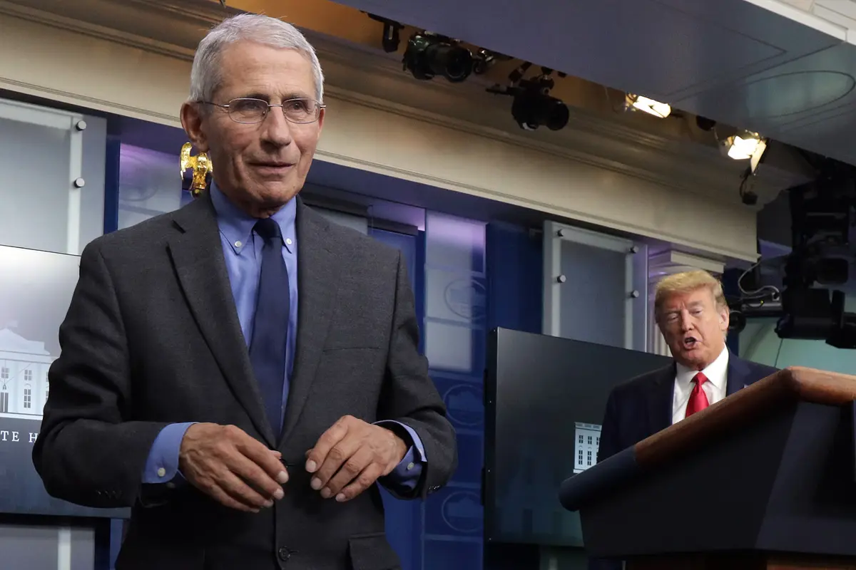 Anthony Fauci, direktur Institut Nasional Alergi dan Penyakit Menular AS,  pergi setelah berbicara selama pengarahan harian Gugus Tugas Koronavirus Gedung Putih di Ruang Sidang James Brady di Gedung Putih 13 April 2020 di Washington, DC.