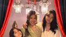 Tyna Dwi Jayanti bersama kedua putrinya kompak kenakan baju shimmer model kaftan di hari Lebaran. Meski serupa, ketiganya pilih warna outfit yang berbeda. [@tynadwijayanti]