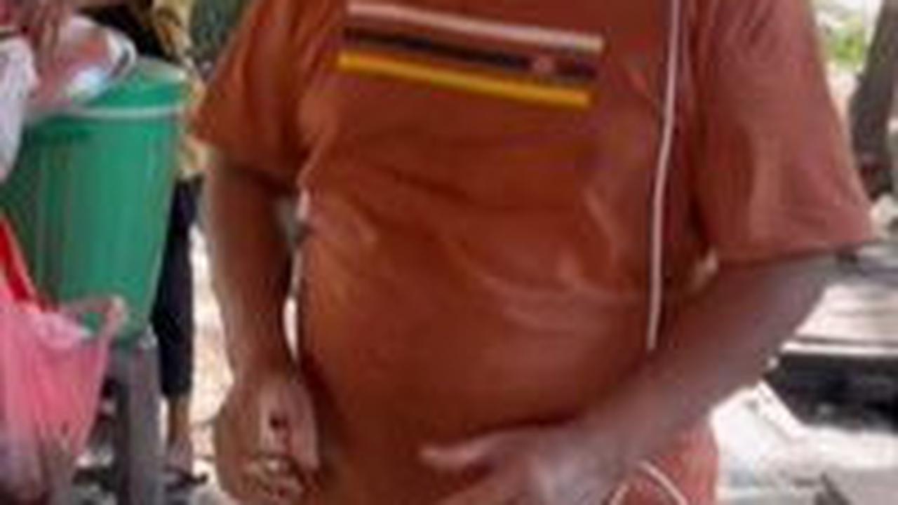 Gunakan Gawai Canggih, Aksi Penjual Soto saat Layani Pelanggan Ini Curi Perhatian Warganet