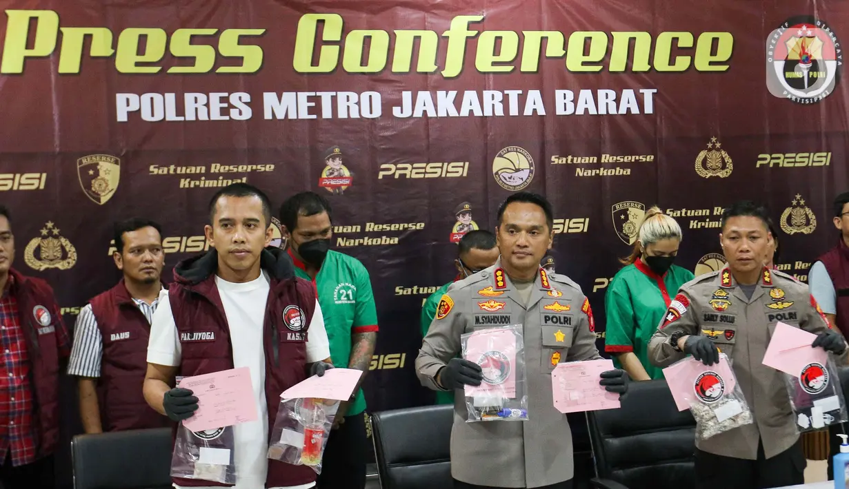 Kapolres Metro Jakarta Barat Kombes M Syahduddi (tengah-depan) menuturkan, motif musisi Virgoun memakai narkotika jenis sabu untuk menurunkan berat badan. (Liputan6.com/Herman Zakharia)