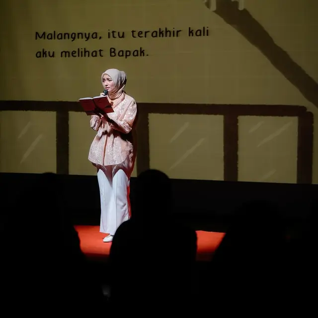 Momen haru 7 seleb bacakan puisi di peluncuran buku Natasha Rizky, Desta nangis tersedu-sedu