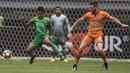 Gelandang Bhayangkara FC, Wahyu Subo Seto, berebut bola dengan gelandang Borneo FC, Shane Smeltz, pada laga Liga 1 Indonesia di Stadion Patriot, Bekasi, Rabu (20/9/2017). Bhayangkara menang 2-1 atas Borneo. (Bola.com/Vitalis Yogi Trisna)
