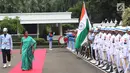 Menteri Pertahanan India, Nirmala Sitharaman berjalan  saat tiba di Kantor Kementerian Pertahanan, Jakarta Pusat, Selasa (23/10). Kunjungan Menhan India Tersebut untuk mempererat kerja sama bidang keamanan kedua negara. (Lipuann6.com/Angga Yuniar)