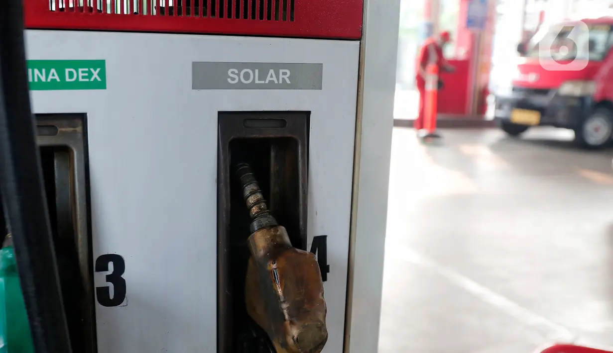 Kendaraan konsumen yang sudah terdaftar dapat melakukan pembelian BBM Solar meskipun tidak membawa QR Code. (Liputan6.com/Angga Yuniar)