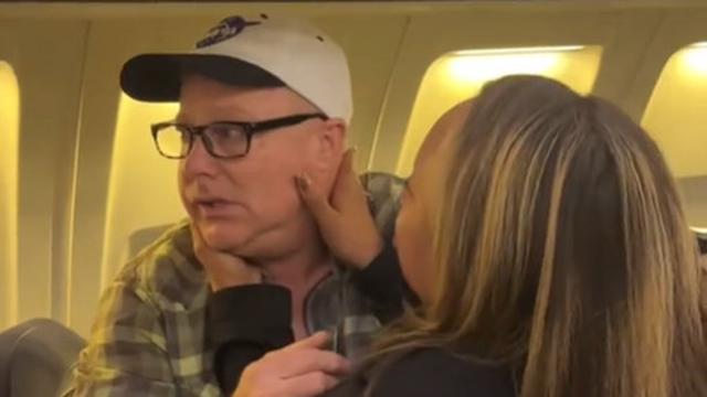 Istri Bantu Suami Pengidap Alzheimer Tenang dengan Nyanyikan Lagu Kesukaannya di Pesawat