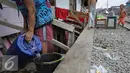 Warga menuangkan air bersih dari jerigen kedalam ember di kawasan Kampung Bandan, Jakarta, Selasa (28/7/2015). Sulitnya mendapatkan air bersih membuat warga membeli air Rp.2000 per jerigen untuk memenuhi kebutuhan hidupnya. (Liputan6.com/Faizal Fanani)