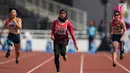 Pelari Indonesia, Tiarani Karisma Evi beradu cepat pada final Asian Para Games cabang atletik nomor lari 100 meter T42 / T63 di SUGBK, Jakarta, Rabu (10/10). Evi mengalahkan dua atlet Jepang, Maekawa Kaede dan Tozawa Tomomi. (Bola.com/Vitalis Yogi Trisna)
