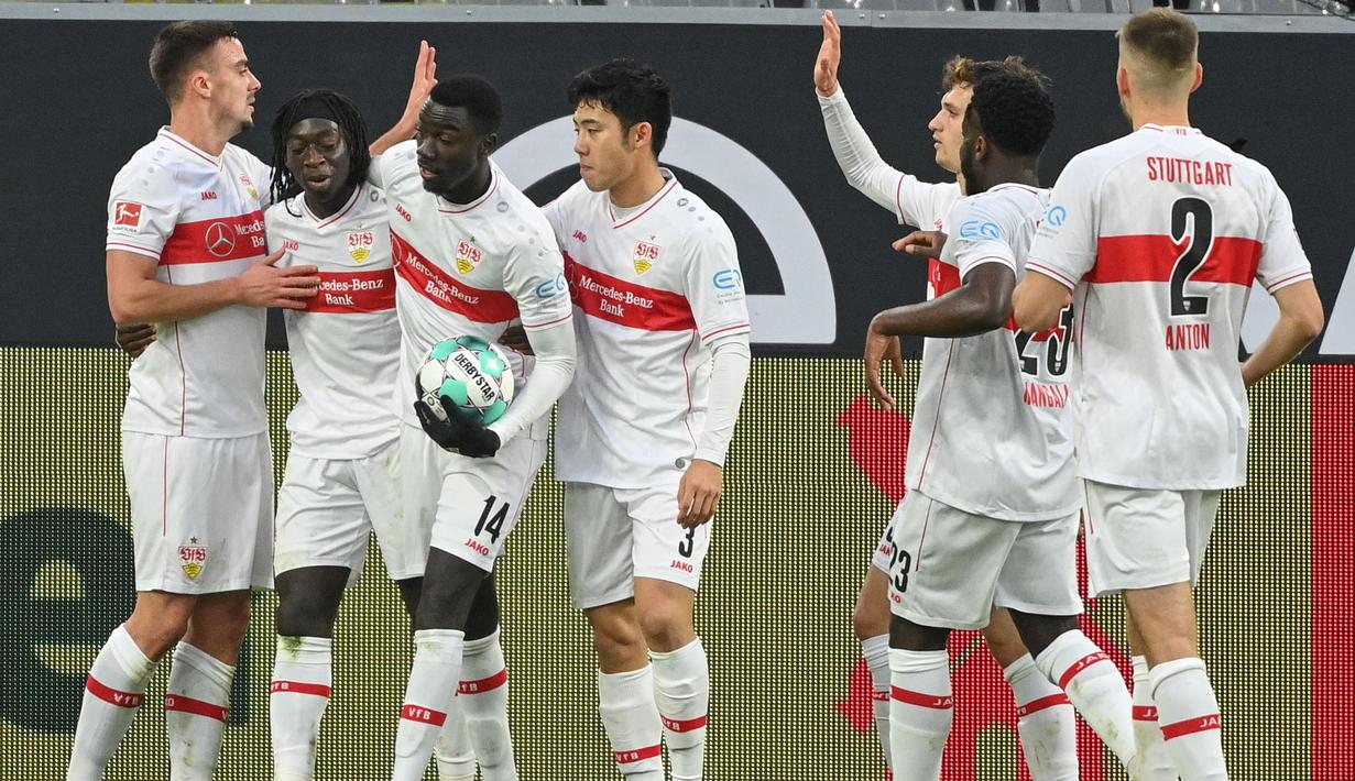 Para pemain Stuttgart merayakan gol yang dicetak oleh Silla Wamangituka ke gawang Borussia Dortmund pada laga Bundesliga di Stadion Signal Iduna Park, Minggu (13/12/2020). Stuttgart menang dengan skor 5-1. (AFP/Ina Fassbender)
