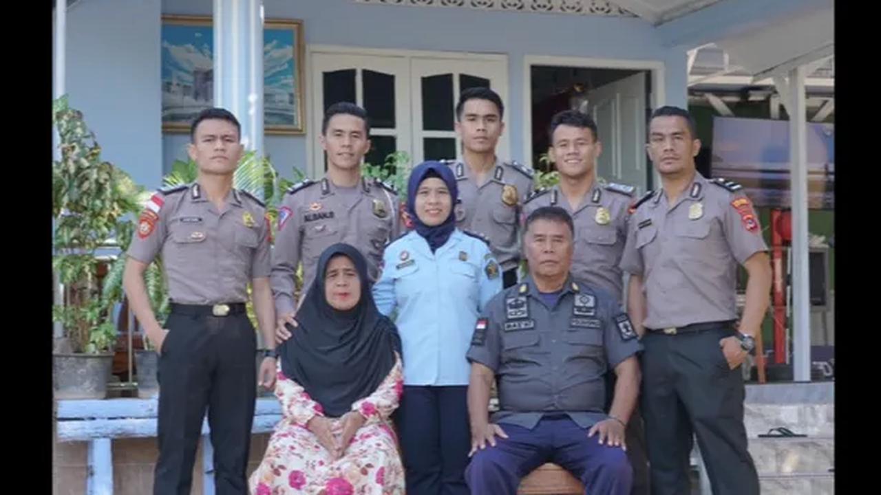 Kebahagiaan pun terpancar dari wajah pasangan suami istri ini karena berhasil mengantarkan dan mendidik anak-anaknya menjadi orang sukses.