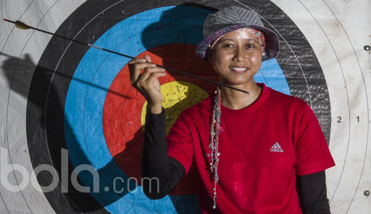Pepanah Indonesia, Ika Yuliana, mengikuti pemusatan latihan nasional jelang SEA Games 2017 di Cibubur, Jakarta Timur, Rabu (26/4/2017). (Bola.com/Vitalis Yogi Trisna) 
