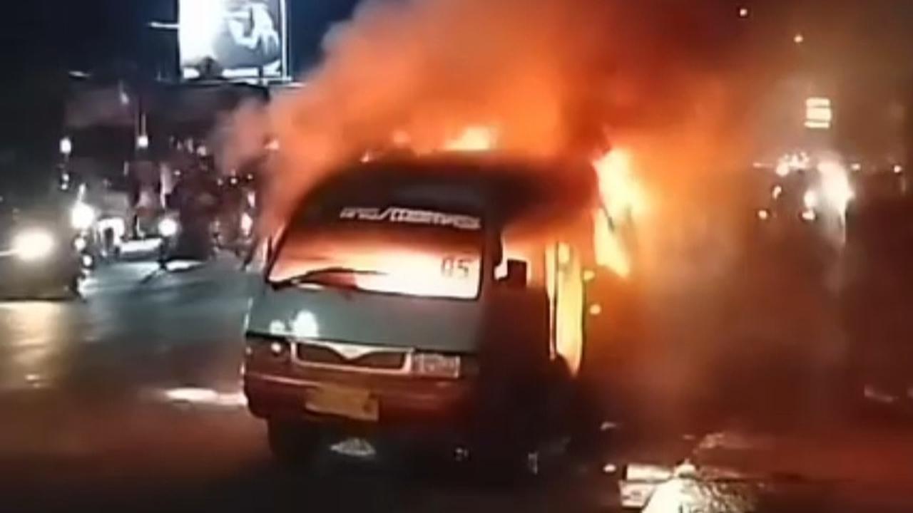 Demo Tolak Politik Dinasti di Makassar Berakhir Ricuh, 1 Angkot Terbakar