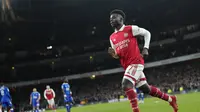 Pemain Arsenal Bukayo Saka berselebrasi setelah mencetak gol pembuka pada pertandingan Liga Inggris melawan Everton di Emirates Stadium, Kamis (2/3/2023) dini hari WIB. Arsenal menang 4-0. (AP Photo/Kirsty Wigglesworth)
