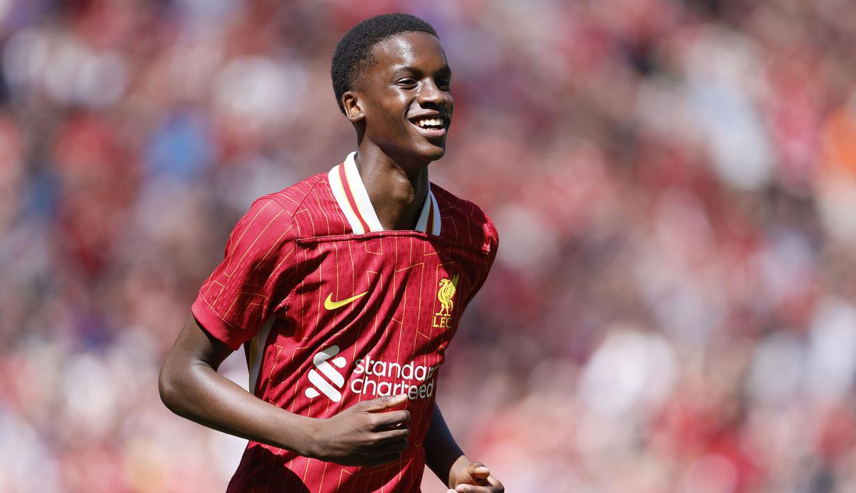 Pemain Liverpool, Trey Nyoni melakukan selebrasi setelah mencetak gol keempat timnya ke gawang Sevilla pada laga persahabatan yang berlangsung di Anfield, Liverpool, Inggris, Minggu (11/08/2024) WIB. (AP Photo/Richard Sellers)