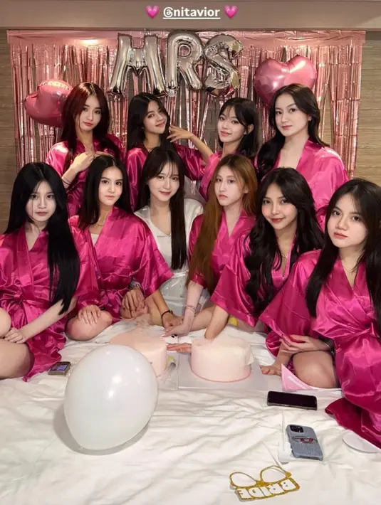 Beberapa rekan dekat yang ikut memeriahkan bridal shower ini adalah Meyden, Chateez, hingga Vonzy. Mereka tampil penuh semangat, memperlihatkan kekompakan dan kehangatan di setiap foto yang diabadikan. Tak heran, momen ini menjadi perbincangan hangat di media sosial. (Liputan6.com/IG/@anisarahim)
