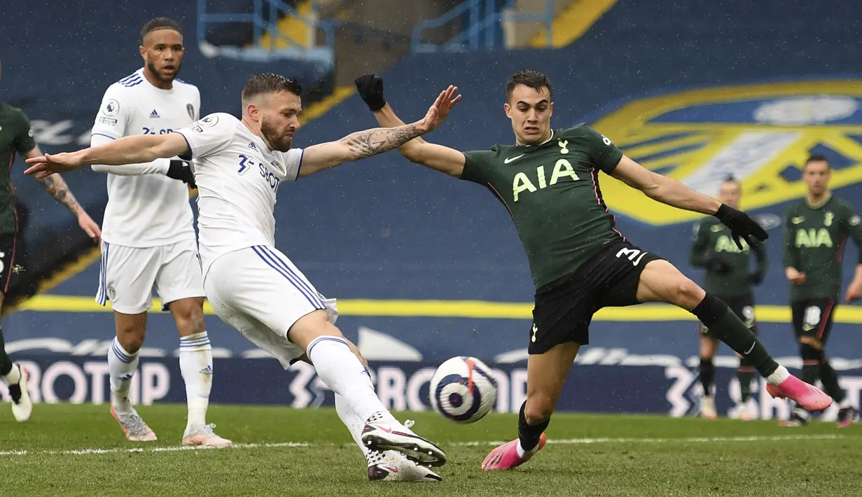Gelandang Leeds United, Stuart Dallas (kiri) melepaskan tendangan yang berbuah gol pertama timnya ke gawang Tottenham Hotspur dalam laga lanjutan Liga Inggris 2020/2021 pekan ke-35 di Elland Road, Leeds, Sabtu (8/5/2021). Leeds menang 3-1 atas Tottenham. (AP/Oli Scarff/Pool)