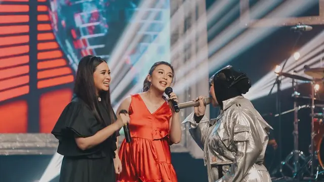 Gaya 6 Seleb Wanita dalam Konser 25 Tahun Melly Goeslaw dan Anto Hoed, Menawan