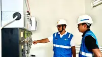 Manager PLN UP3 Cengkareng, Robin Septavyn (kiri), bersama petugas PLN melakukan pengecekan panel listrik saat proses penyalaan listrik (energize) untuk PT Niscala Energi Indonesia di&nbsp;Jakarta&nbsp;Barat. (Dok PLN)